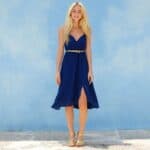 Welche Farbe passt zu dunkelblauen Kleid
