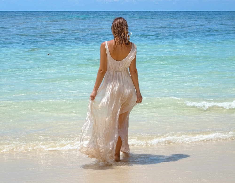 Frau mit einem Strandkleid aus Wildseide
