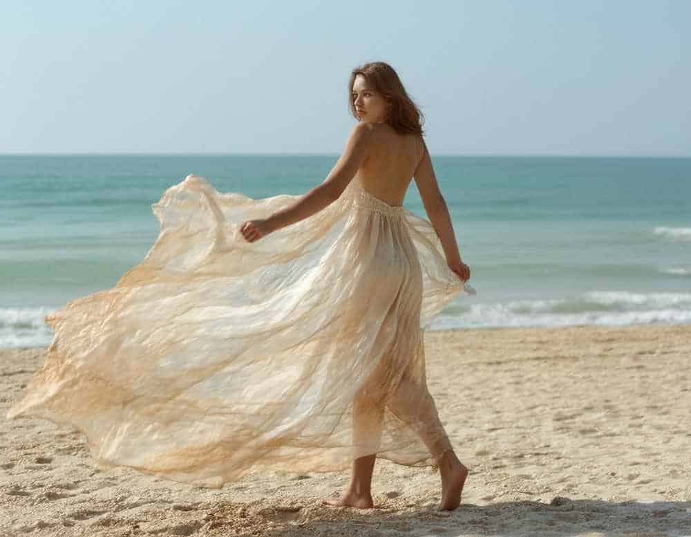 Kleid aus Wildseide am Strand Kleid aus Wildseide am Strand