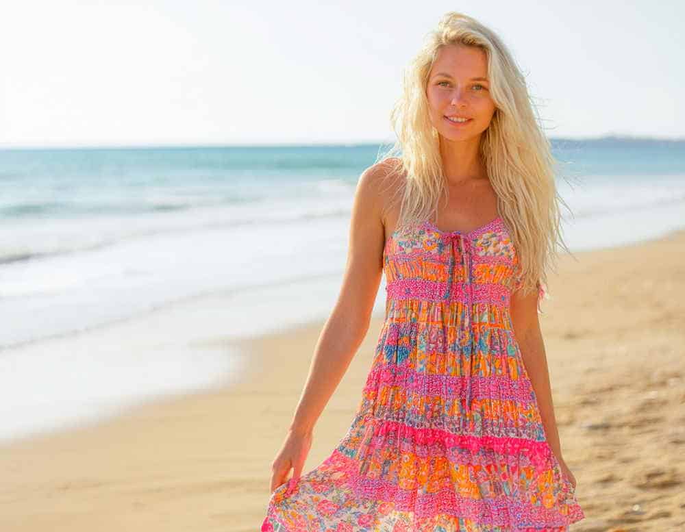 Du betrachtest gerade Strandkleid Bunt – Ihr Begleiter für den Strandurlaub