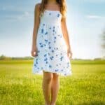 Weißes Kleid mit blauen Blumen für frische Akzente
