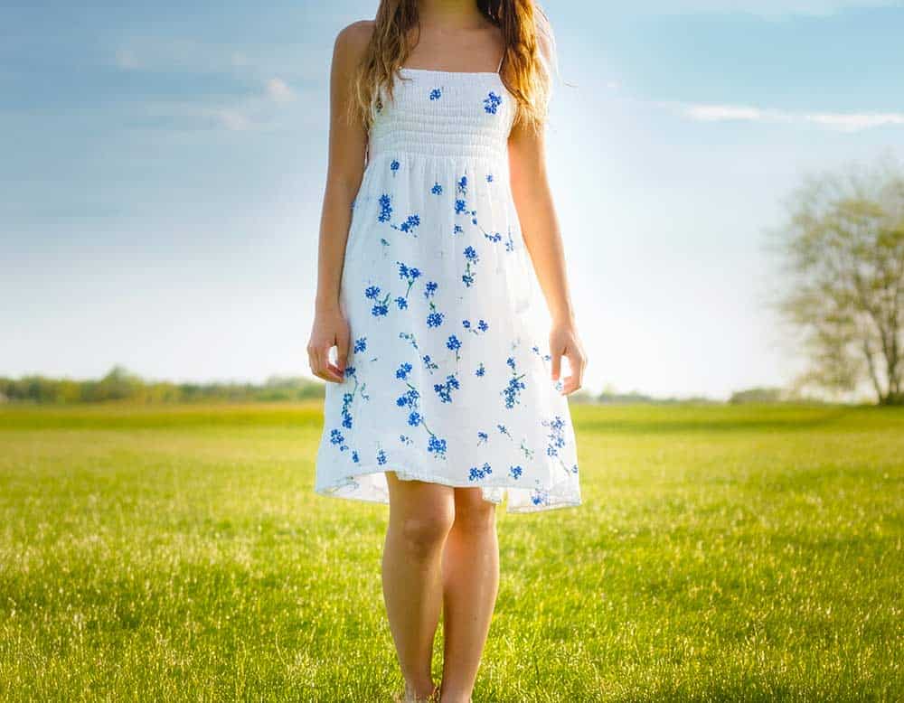 Du betrachtest gerade Weißes Kleid mit blauen Blumen für frische Akzente