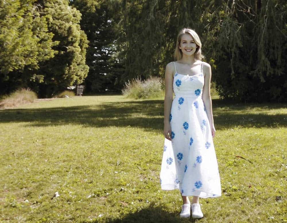 Knielanges weißes Kleid mit blauen Blumen