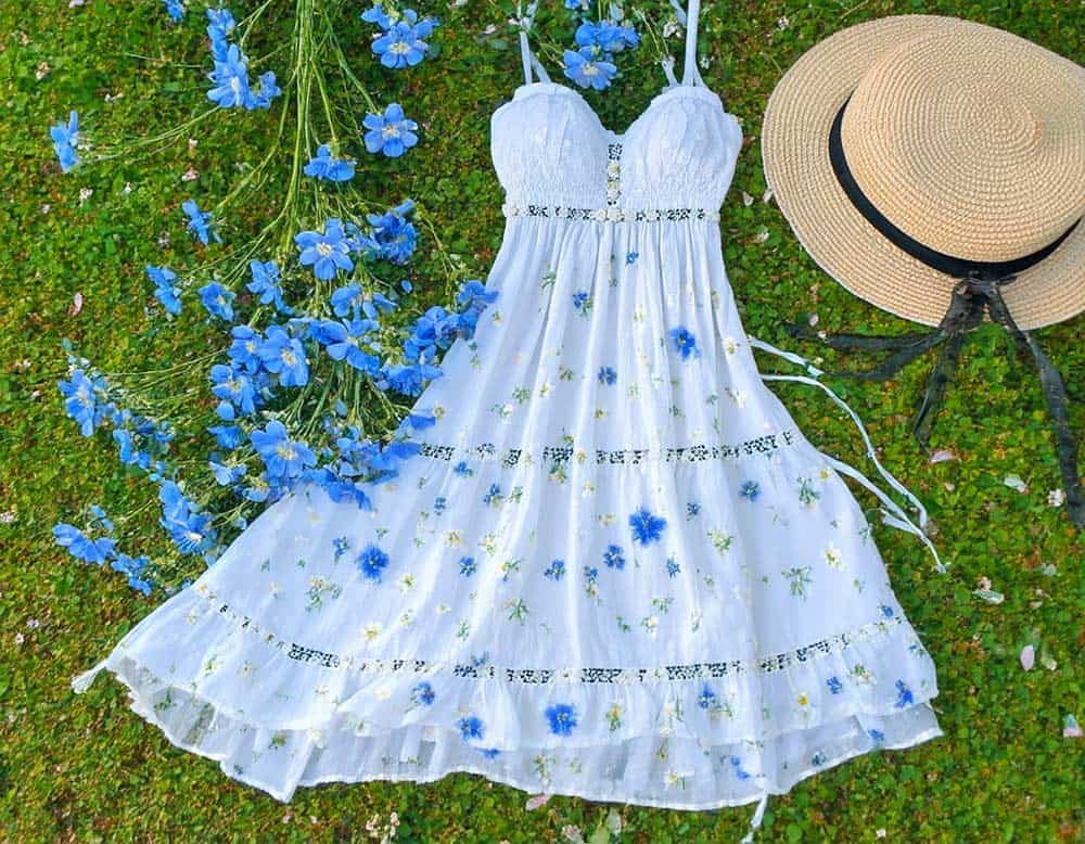 Träger Sommerkleid in Weiß mit blauen floralen Motiven
