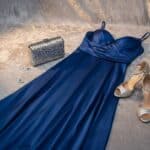 Welche Tasche passt zu einem blauen Kleid