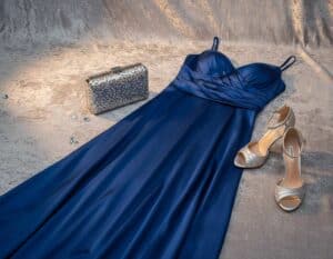 Mehr über den Artikel erfahren Welche Tasche passt zu einem blauen Kleid