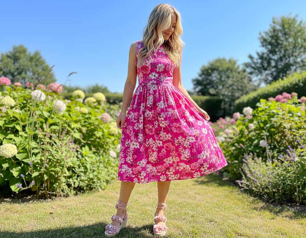 Gute Laune mit einem Sommerkleid in Pink