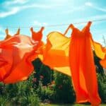 Was sind warme Farben bei Sommerkleidern?