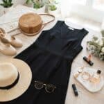 Accessoires zu schwarzem Kleid